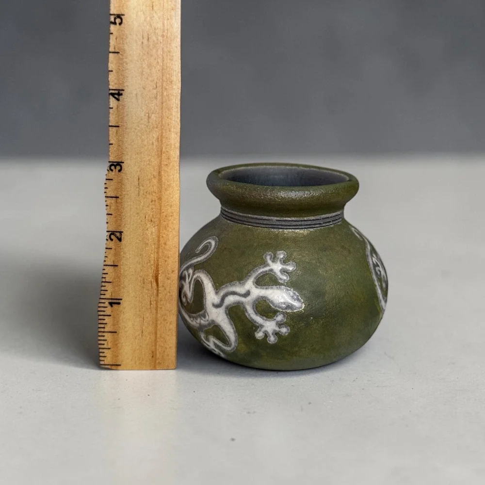 Jeremy Diller Raku Studio Pottery Gecko Bud Vase Jar Green Iridescent Signed